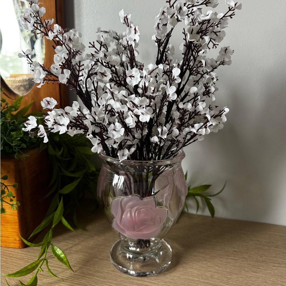 Elegant Glass Vase with Pink Frosted Roses